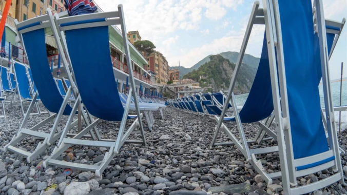 How do promotional deckchairs with logos and printing help build brand recognition?